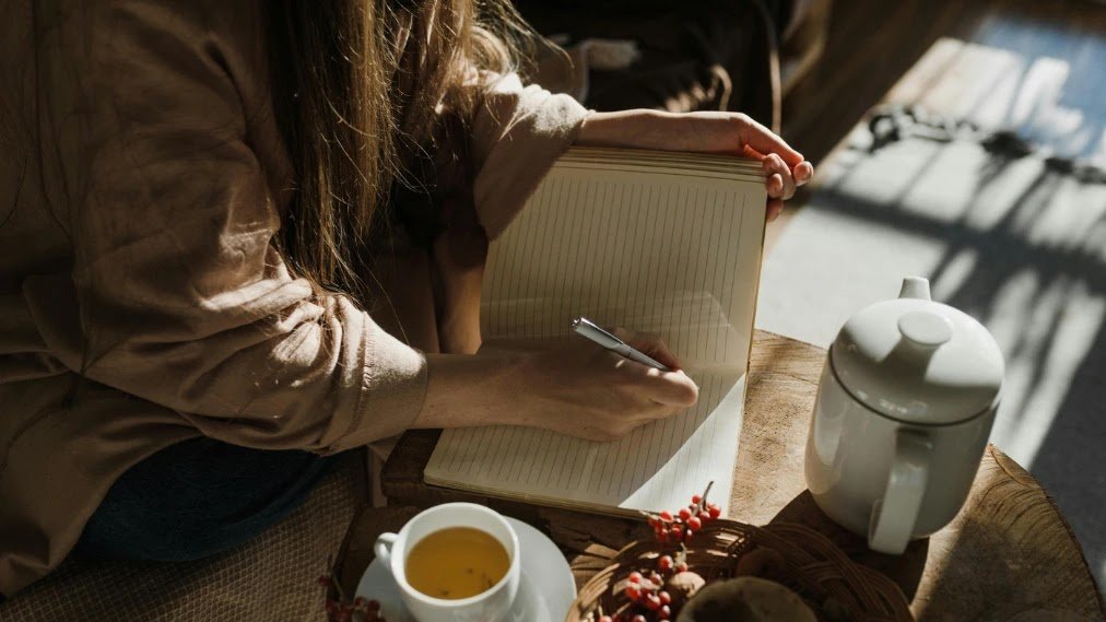 Healthy_Evening_Routine_to_Improve_Sleep_&_Reduce_Stress Healthy_Evening_Routine_to_Improve_Sleep_&_Reduce_Stress